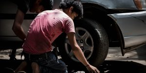 child labor, car mechanic, cars-934893.jpg